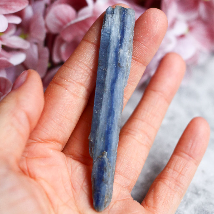 Кианит необработанный