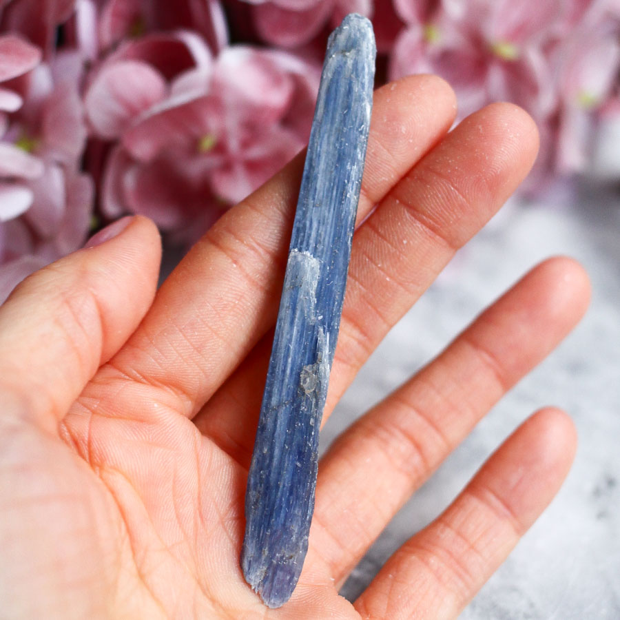 Кианит необработанный