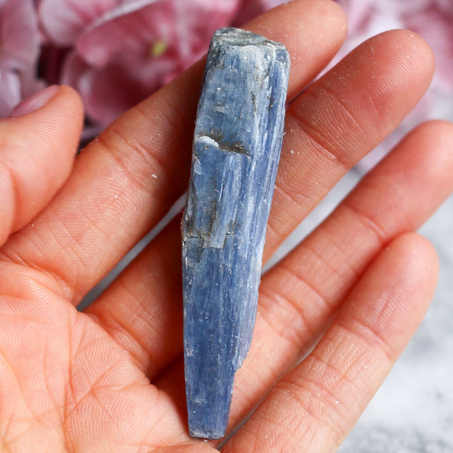 Кианит необработанный