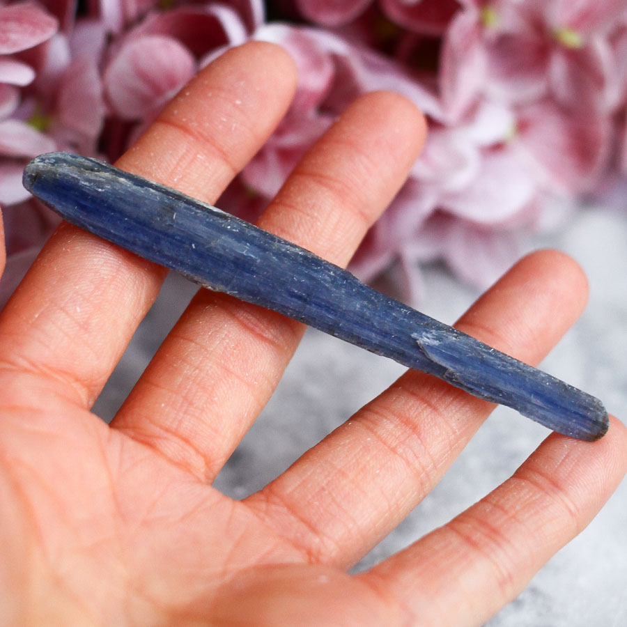 Кианит необработанный