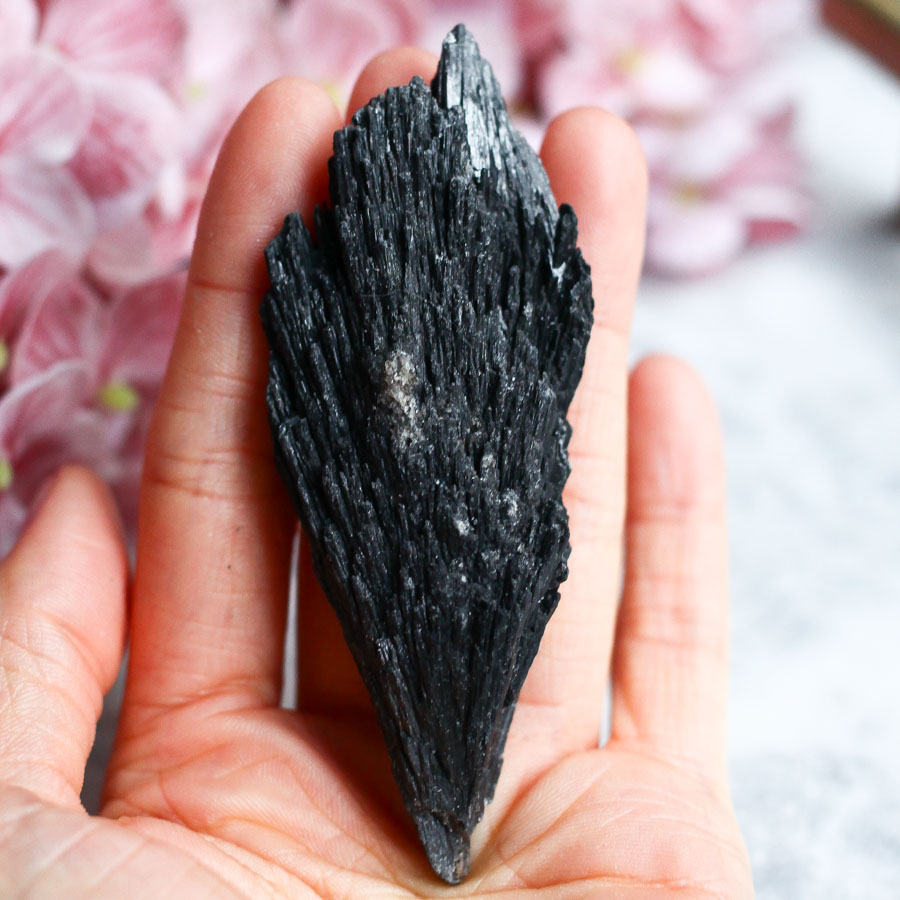 Черный кианит необработанный