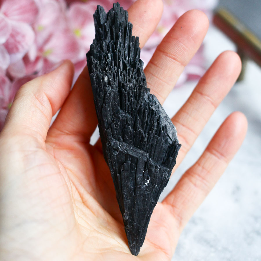 Черный кианит необработанный