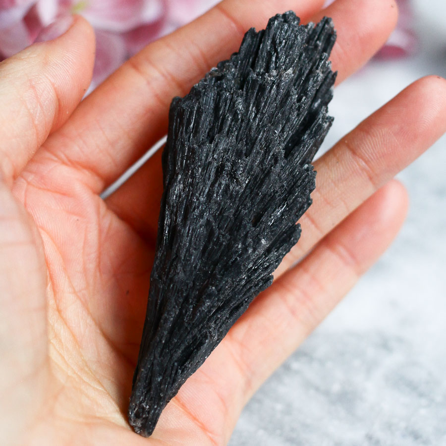 Черный кианит необработанный