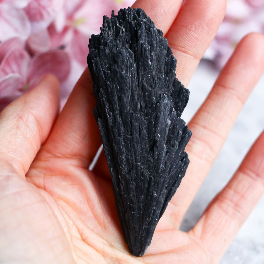 Черный кианит необработанный