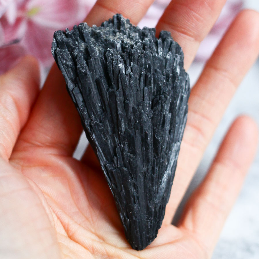 Черный кианит необработанный