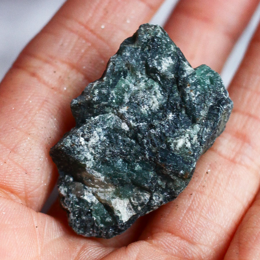 Зеленый берилл в слюдите