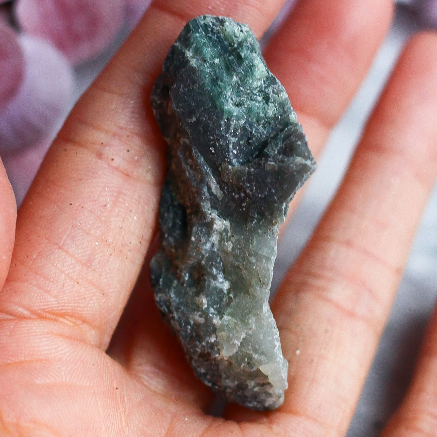 Зеленый берилл в слюдите