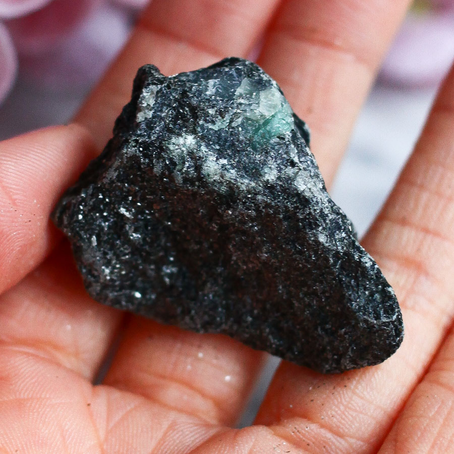 Зеленый берилл в слюдите