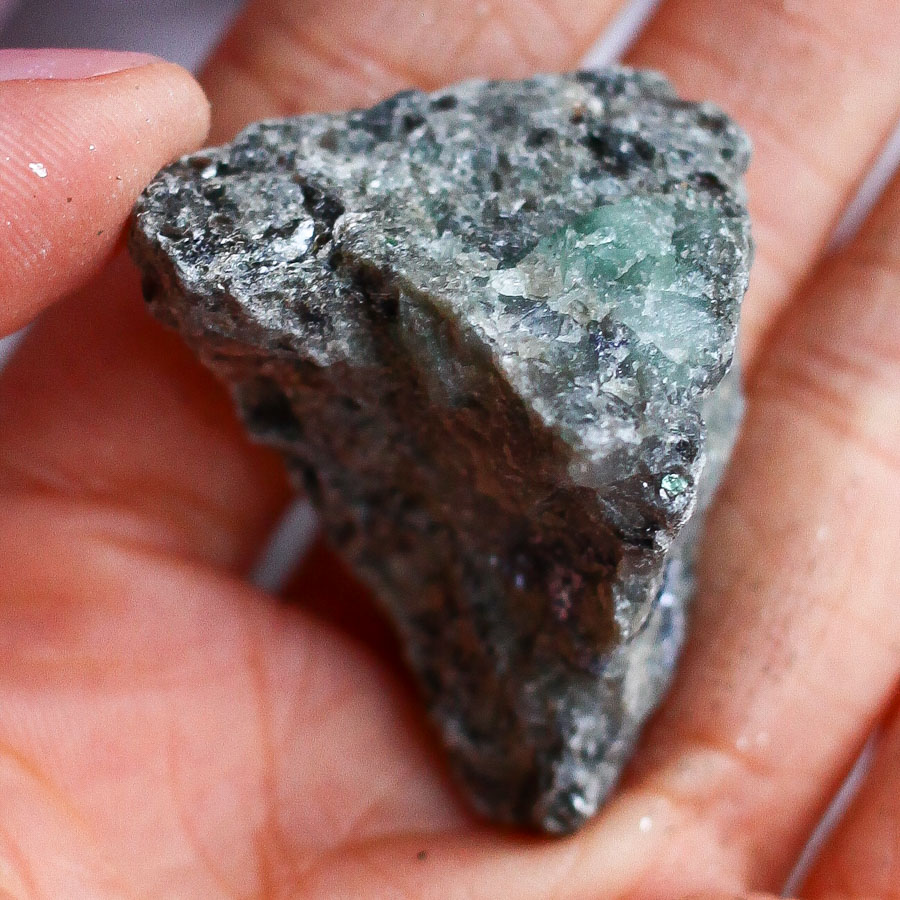 Зеленый берилл в слюдите