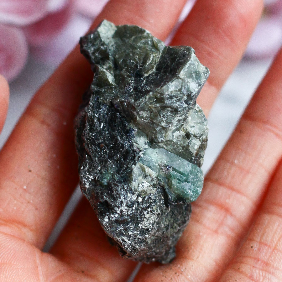 Зеленый берилл в слюдите