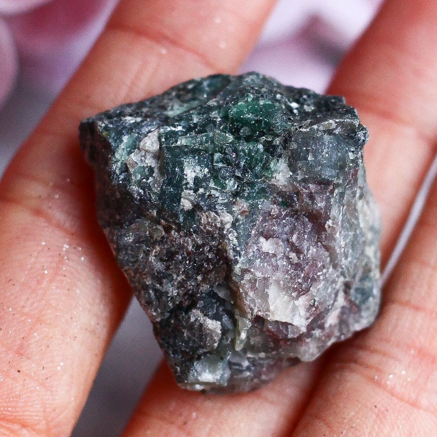 Зеленый берилл в слюдите