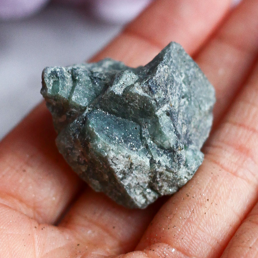 Зеленый берилл в слюдите