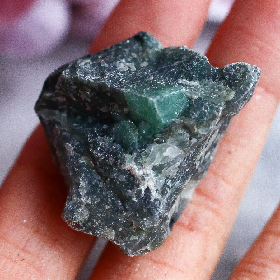 Зеленый берилл в слюдите