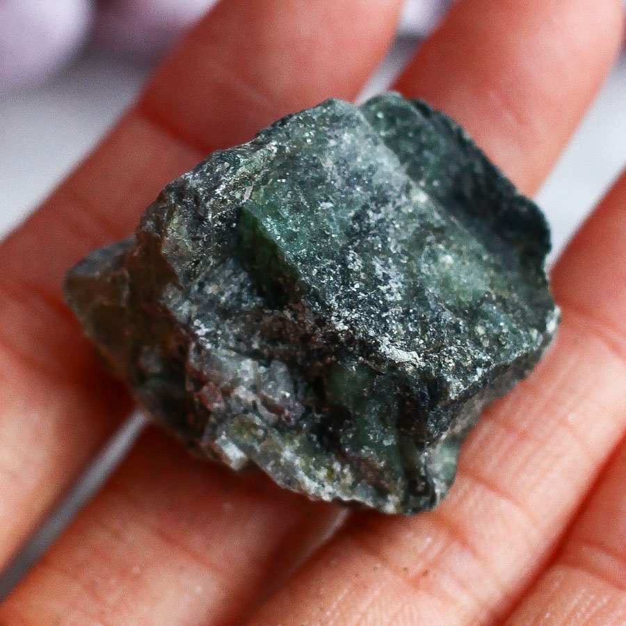 Зеленый берилл в слюдите