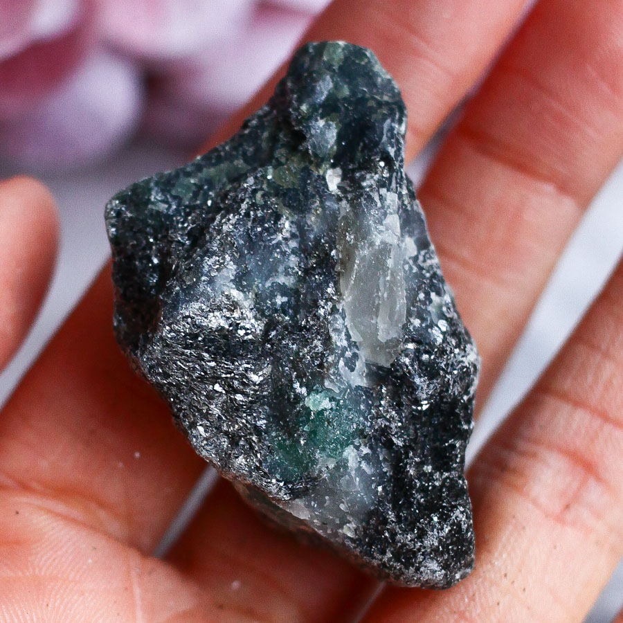 Зеленый берилл в слюдите