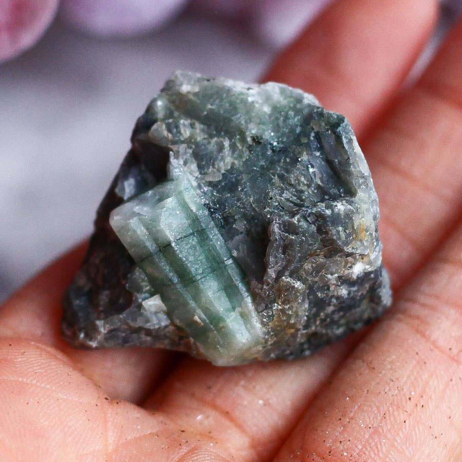 Зеленый берилл в слюдите