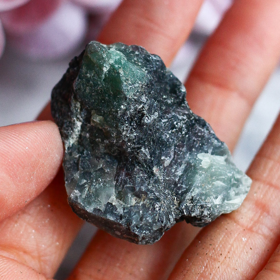 Зеленый берилл в слюдите