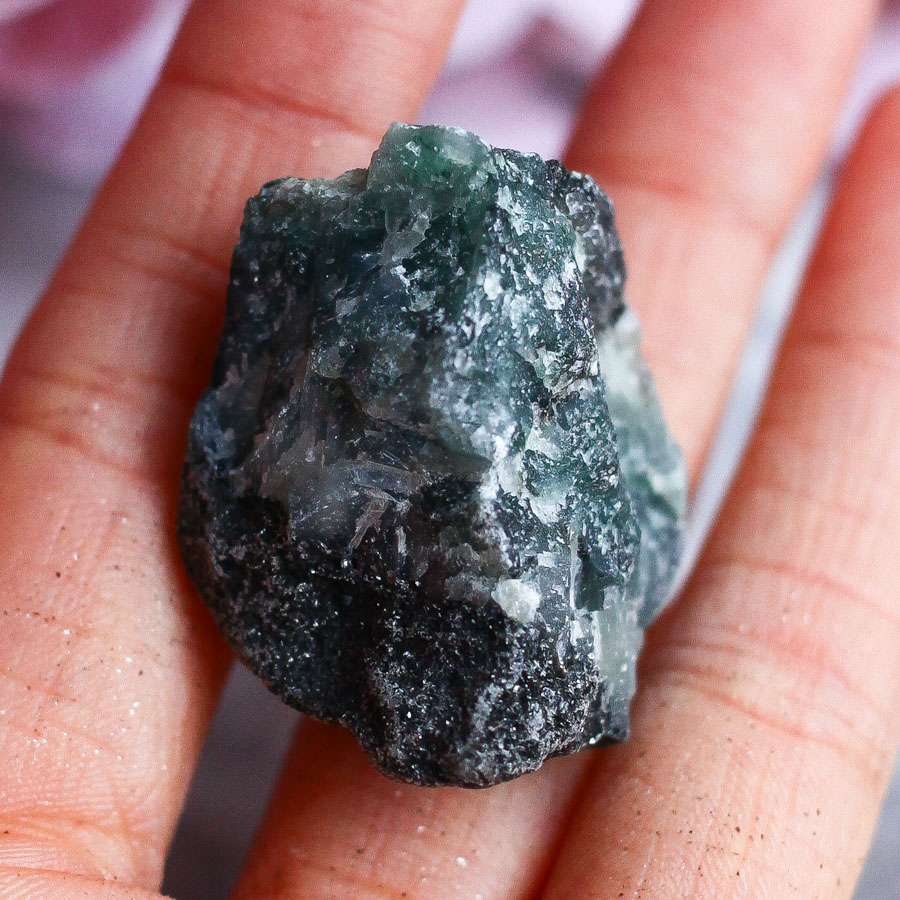 Зеленый берилл в слюдите