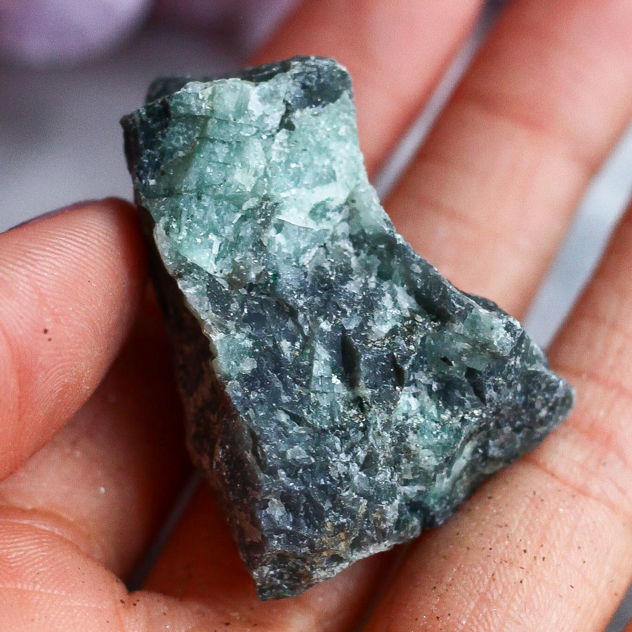 Зеленый берилл в слюдите