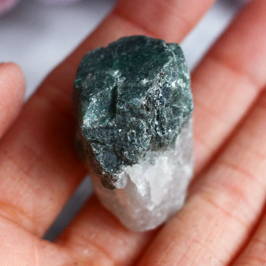 Зеленый берилл в слюдите