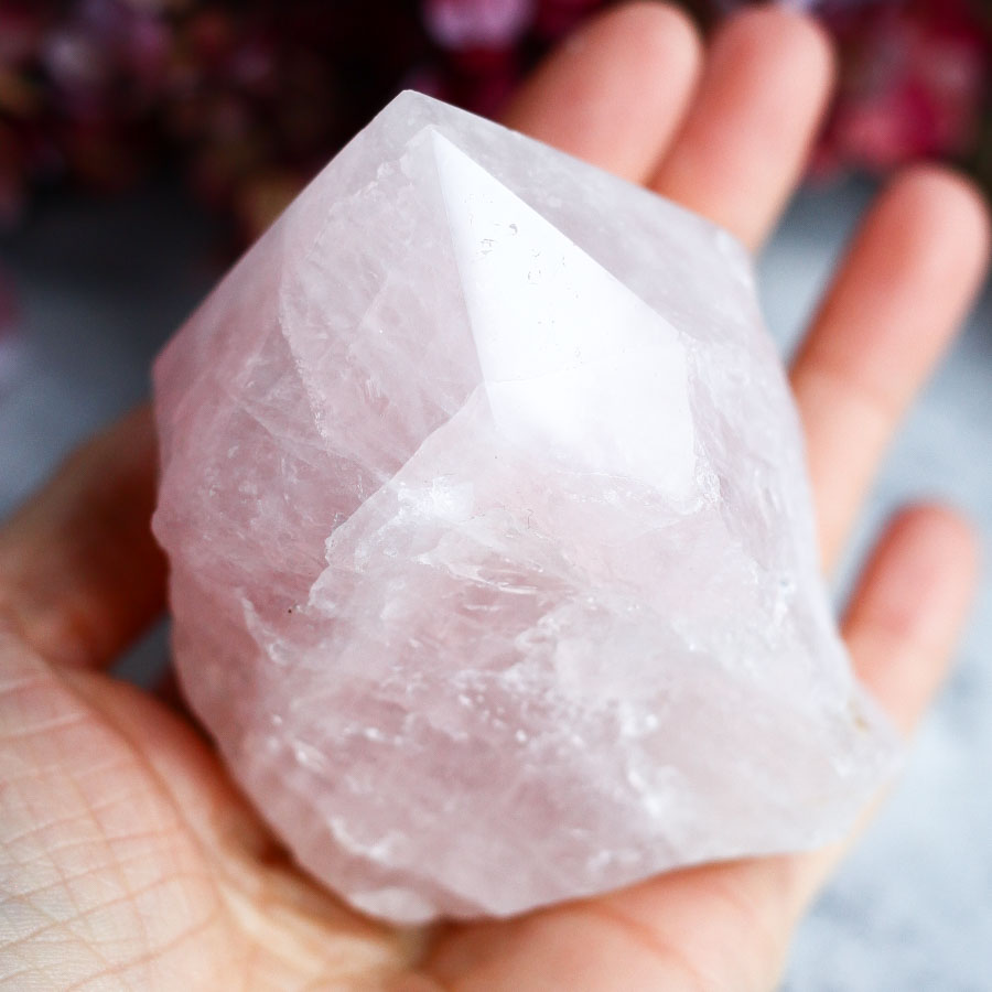 Розовый кварц в форме кристалла-генератора