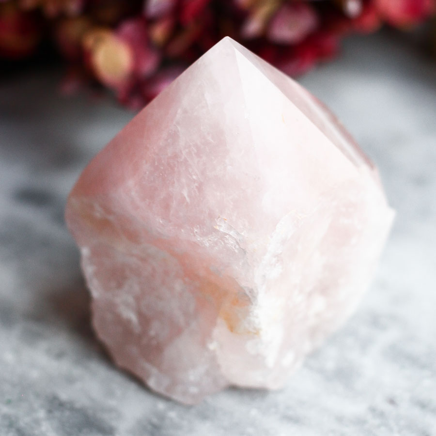 Розовый кварц в форме кристалла-генератора