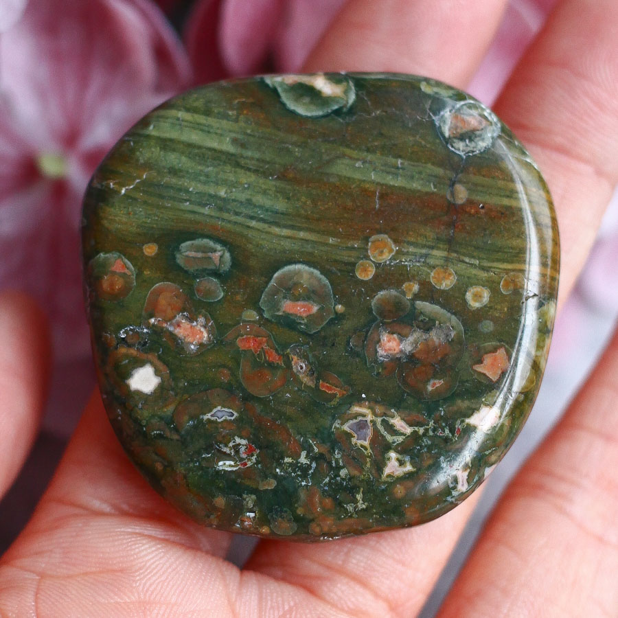 Австралийский риолит в форме гальки ("яшма тропического леса", Rainforest Jasper)