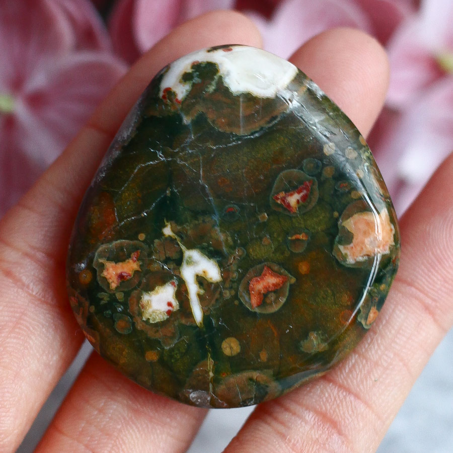 Австралийский риолит в форме гальки ("яшма тропического леса", Rainforest Jasper)