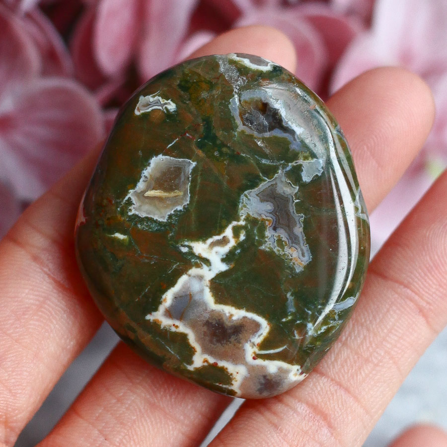 Австралийский риолит в форме гальки ("яшма тропического леса", Rainforest Jasper)