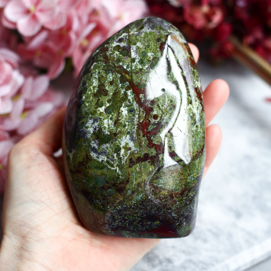 "Яшма Кровь Дракона" (эпидот с пьемонтитом) полированная
