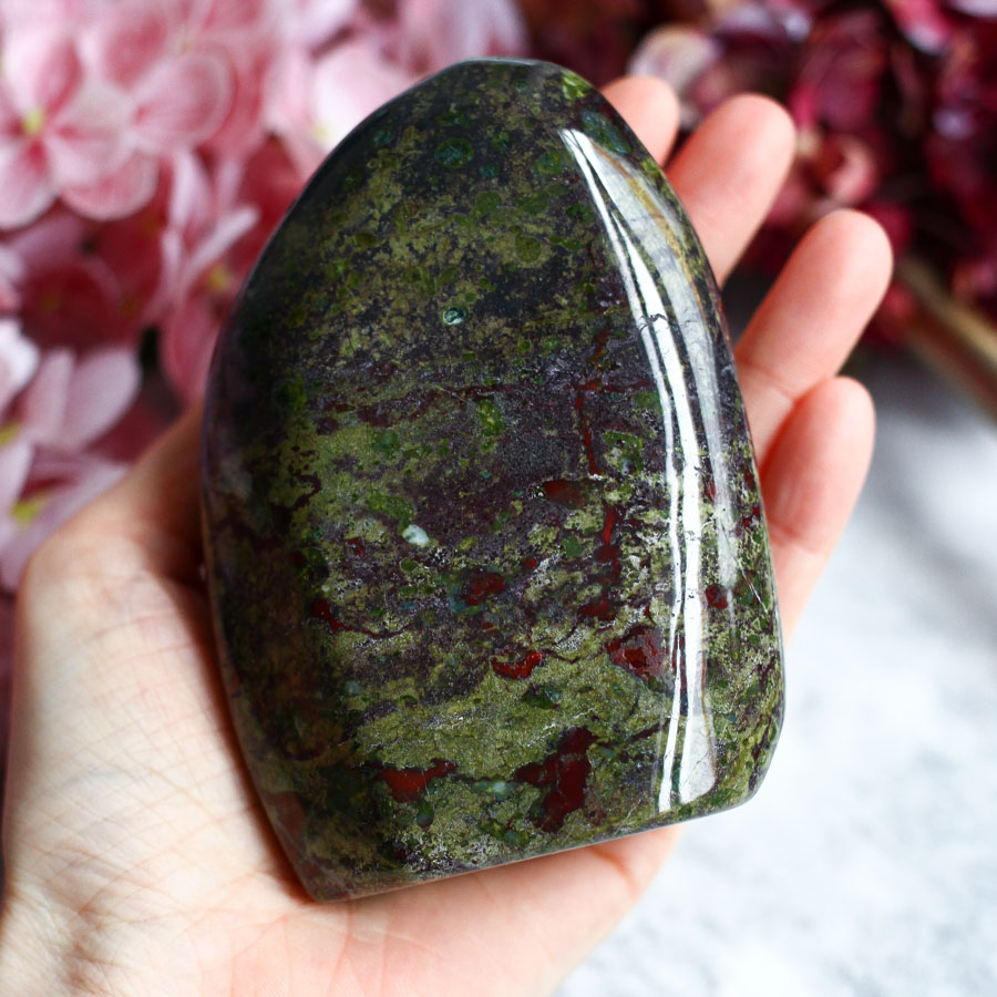 "Яшма Кровь Дракона" (эпидот с пьемонтитом) полированная
