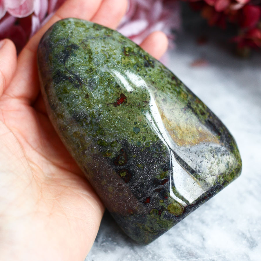 "Яшма Кровь Дракона" (эпидот с пьемонтитом) полированная