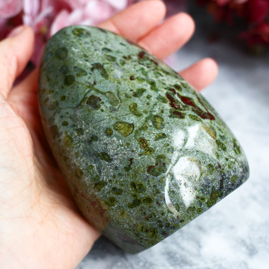 "Яшма Кровь Дракона" (эпидот с пьемонтитом) полированная
