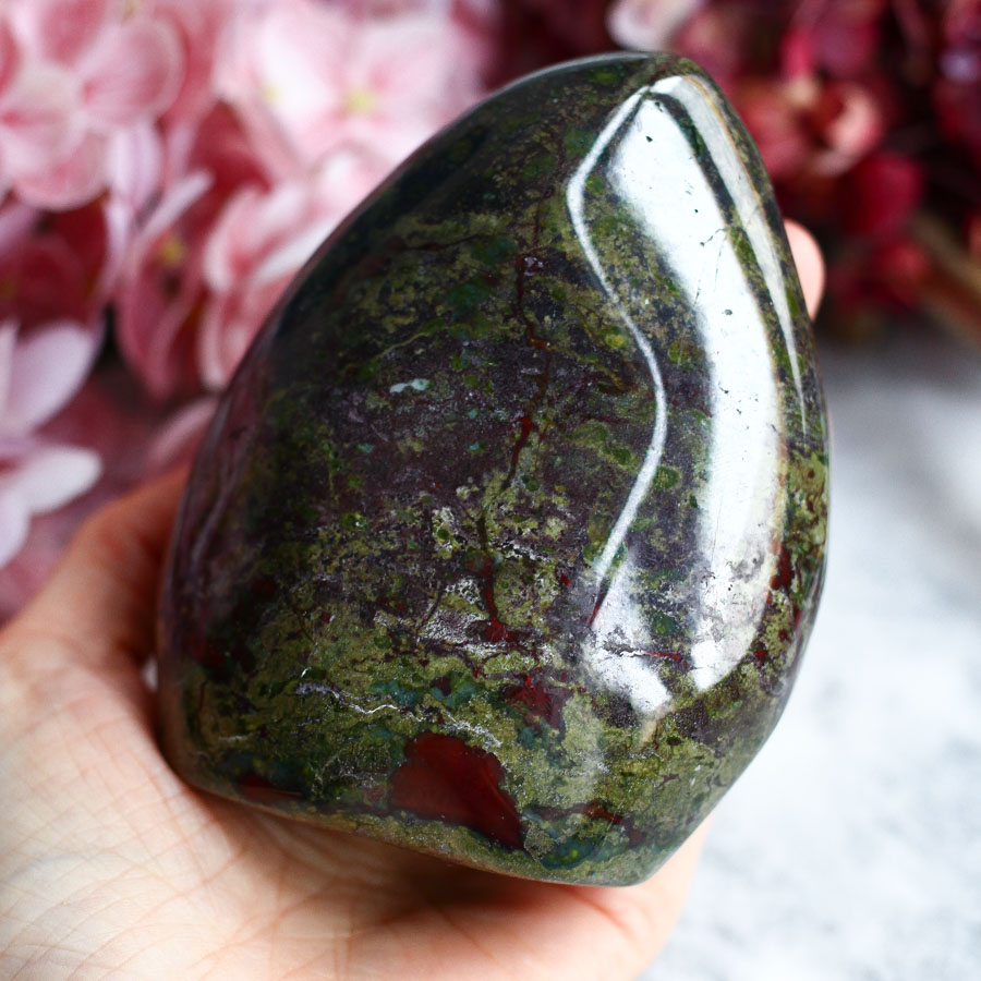 "Яшма Кровь Дракона" (эпидот с пьемонтитом) полированная