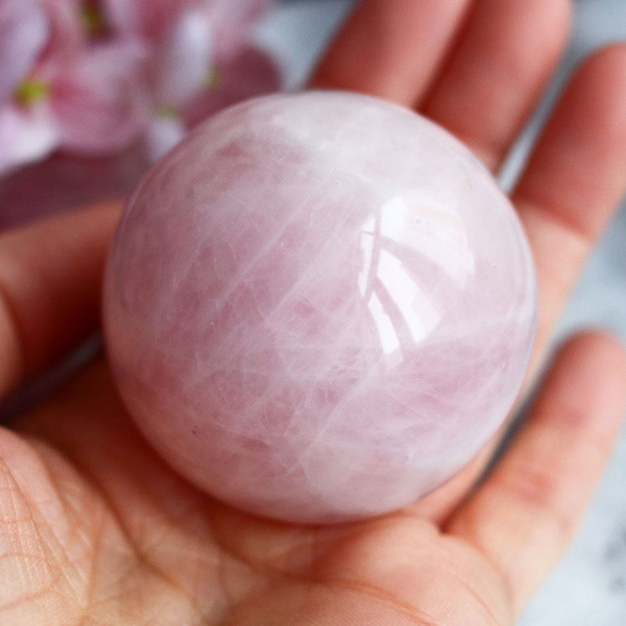 Розовый кварц в форме шара