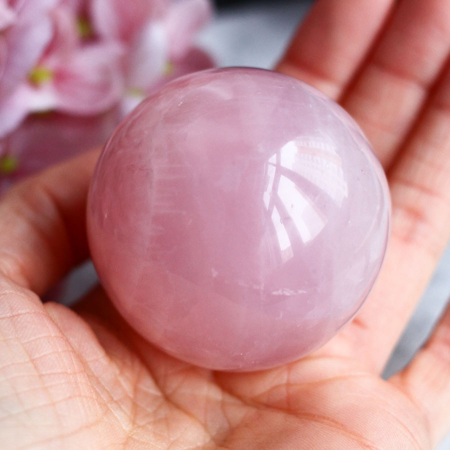 Розовый кварц в форме шара