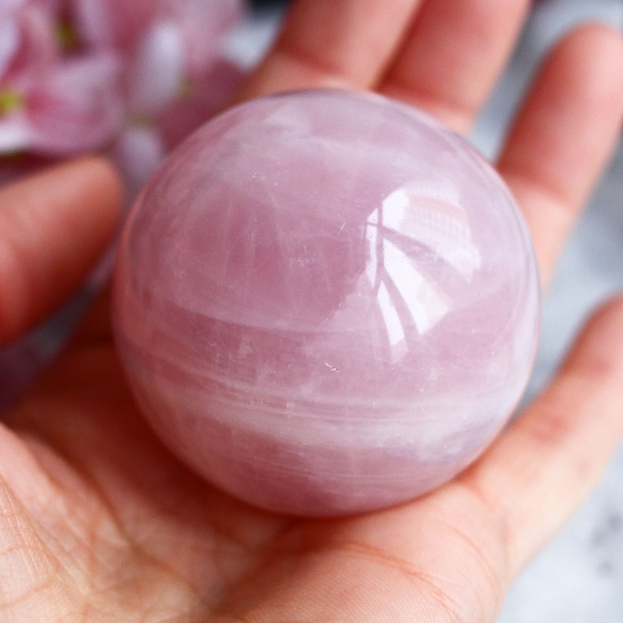 Розовый кварц в форме шара