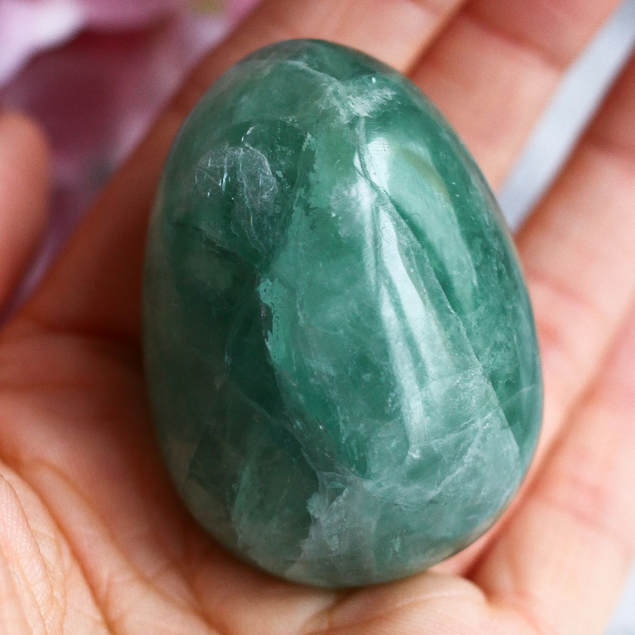 Флюорит в форме яйца