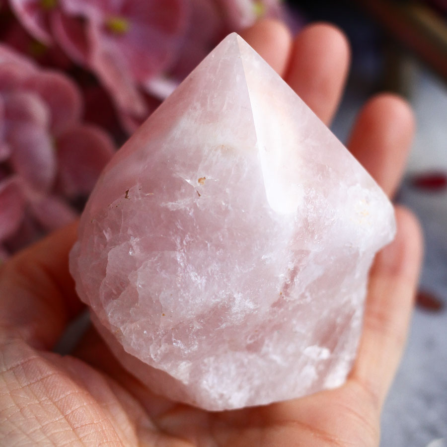 Розовый кварц в форме кристалла-генератора
