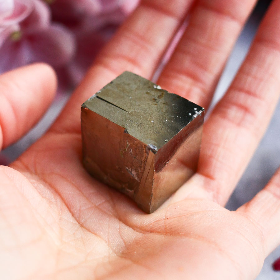 Кубический кристалл пирита