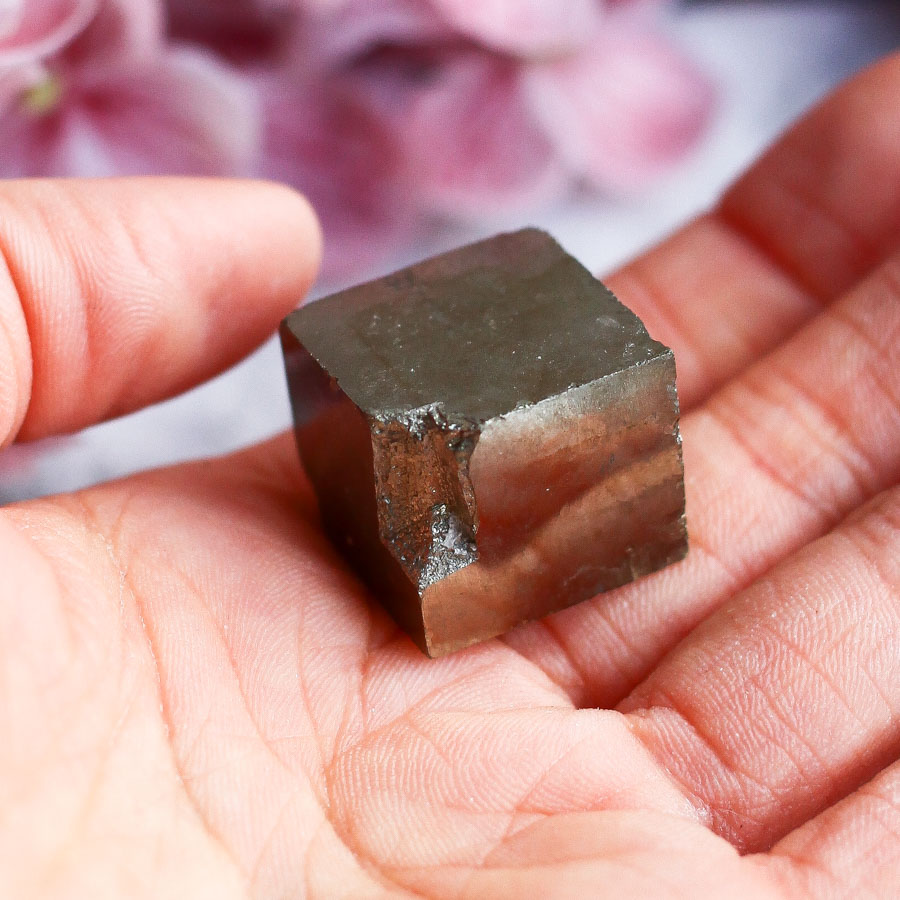 Кубический кристалл пирита