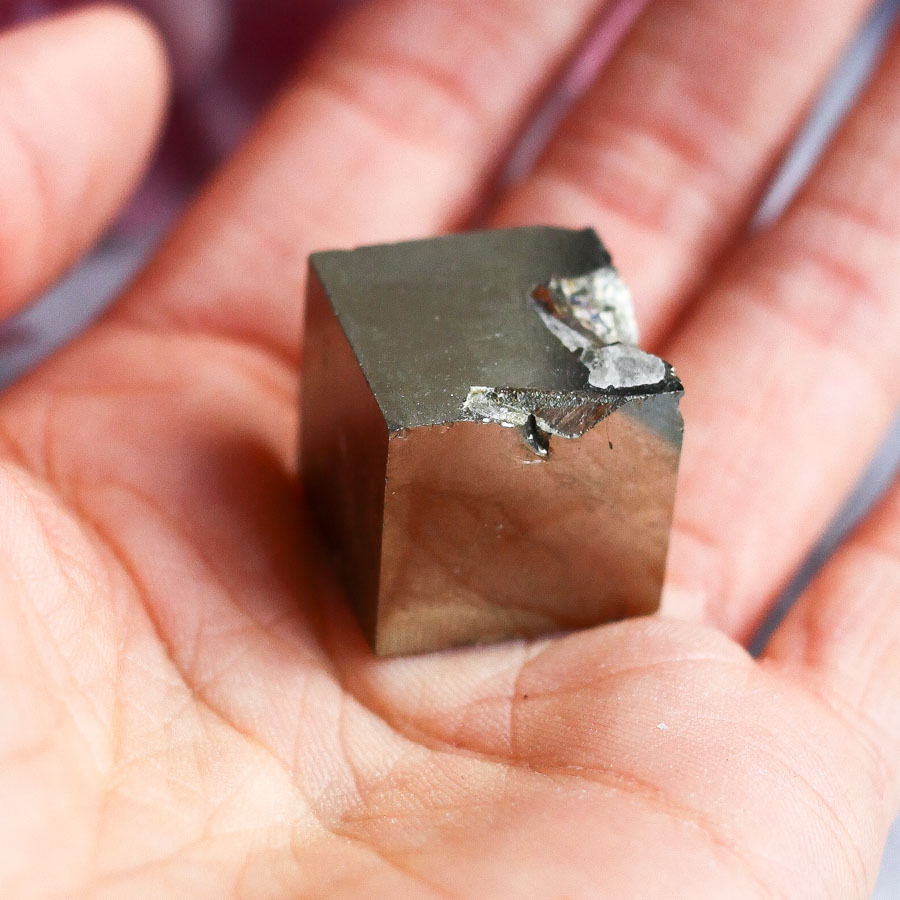 Кубический кристалл пирита