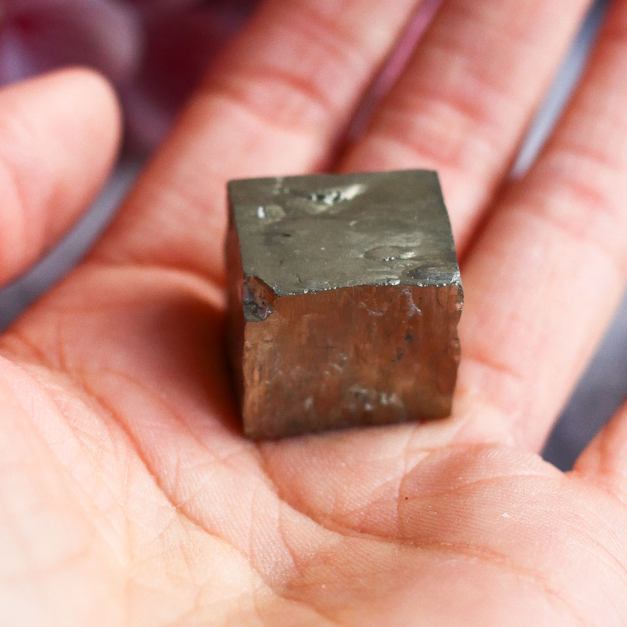 Кубический кристалл пирита