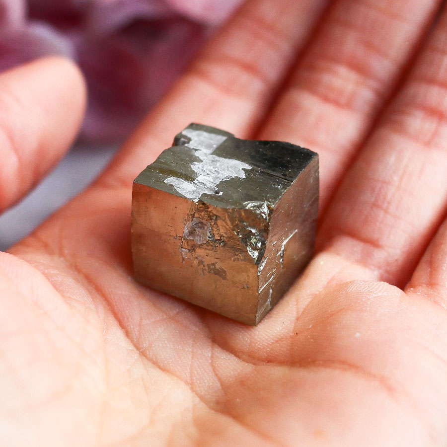 Кубический кристалл пирита