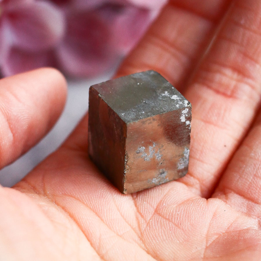 Кубический кристалл пирита