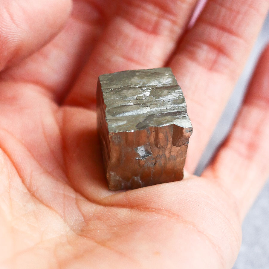 Кубический кристалл пирита