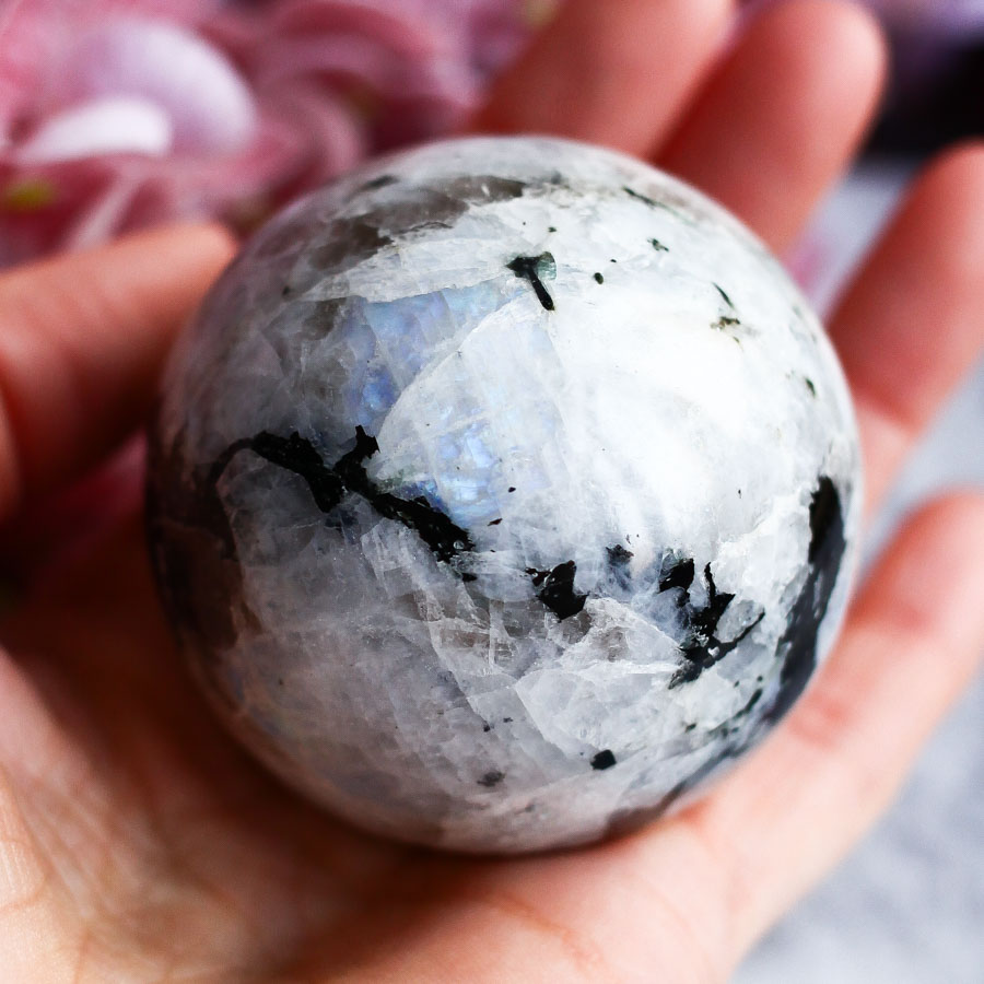 Лунный камень (плагиоклаз) в форме шара