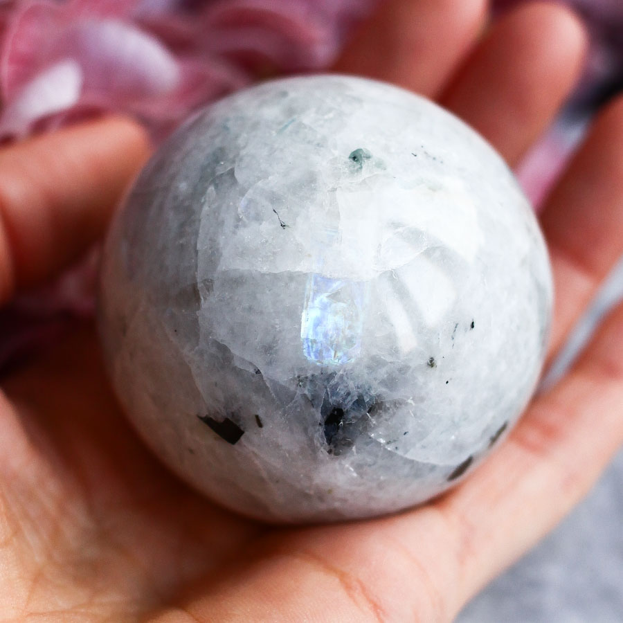 Лунный камень (плагиоклаз) в форме шара