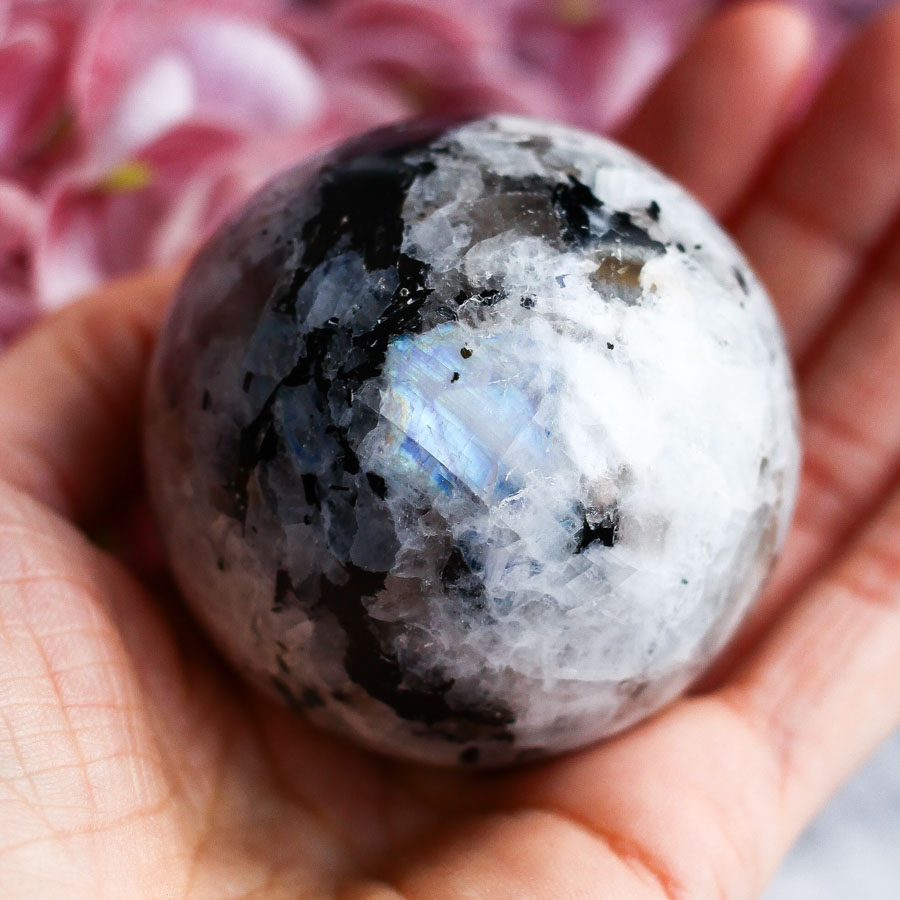 Лунный камень (плагиоклаз) в форме шара