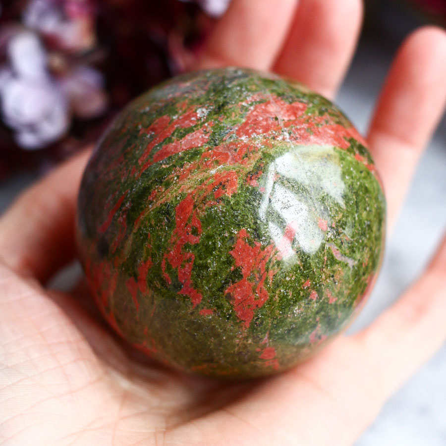 Унакит в форме шара